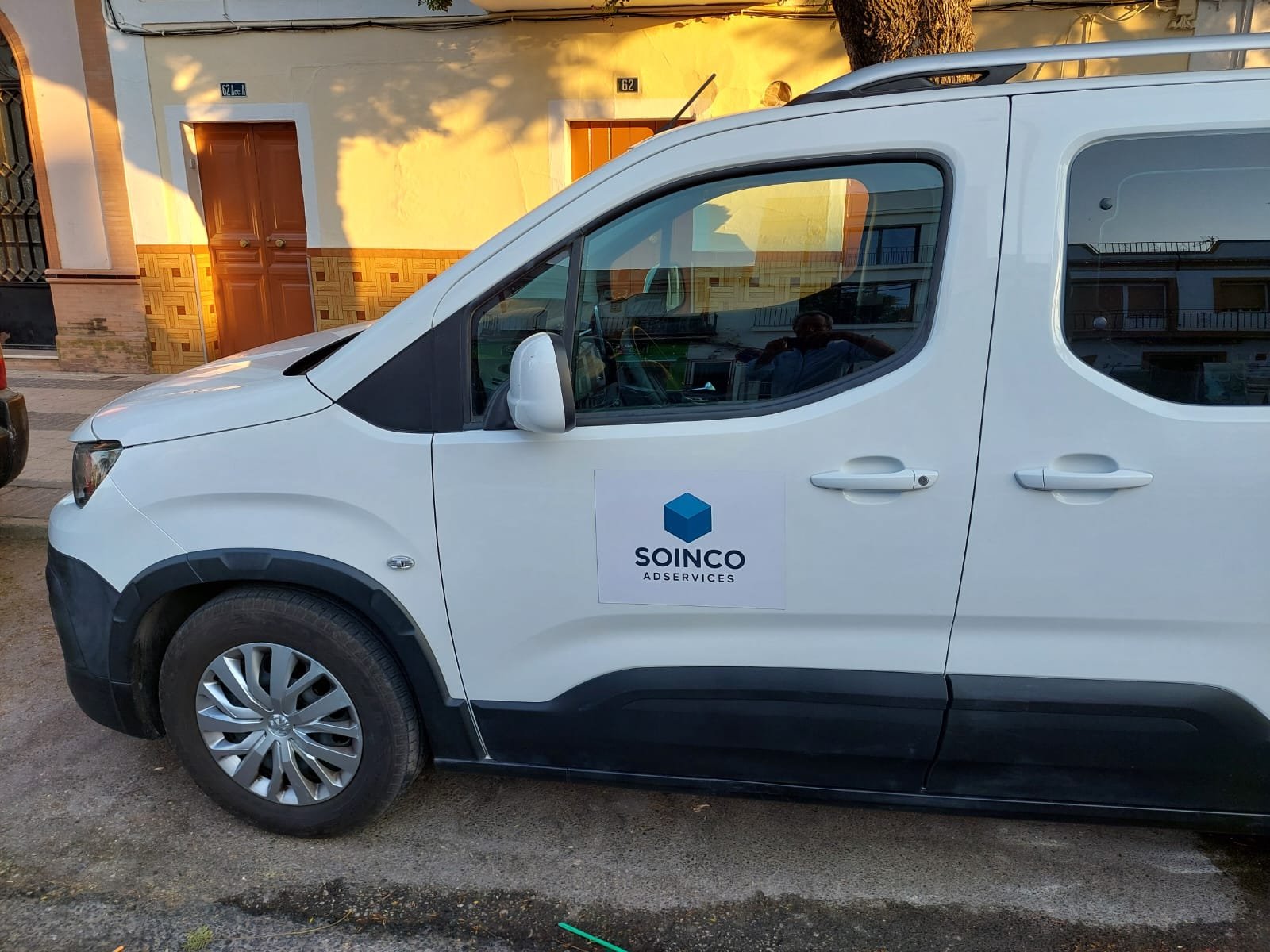 Furgoneta blanca de Soinco estacionada en la calle.