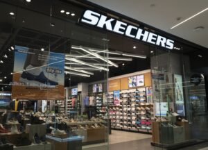 Tienda de calzado Skechers moderna y luminosa.