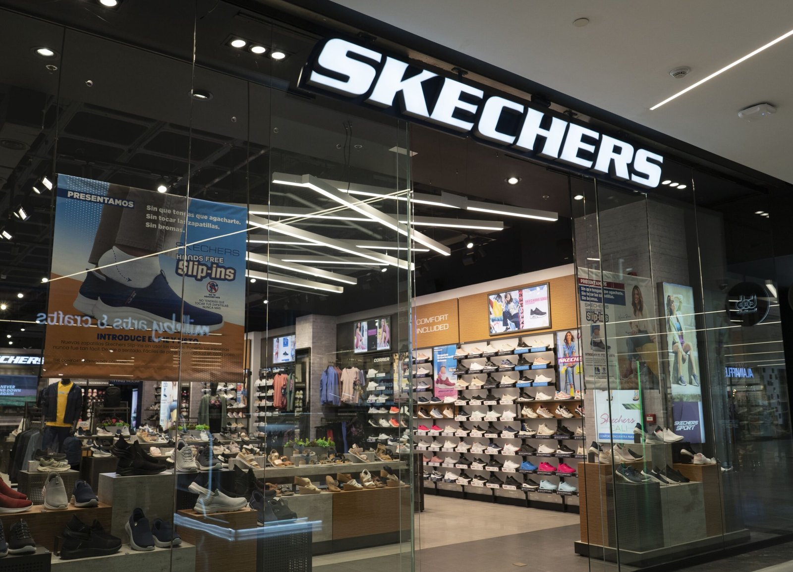 Tienda de calzado Skechers moderna y luminosa.