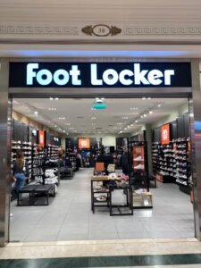 Tienda de zapatillas deportivas con carteles de descuento