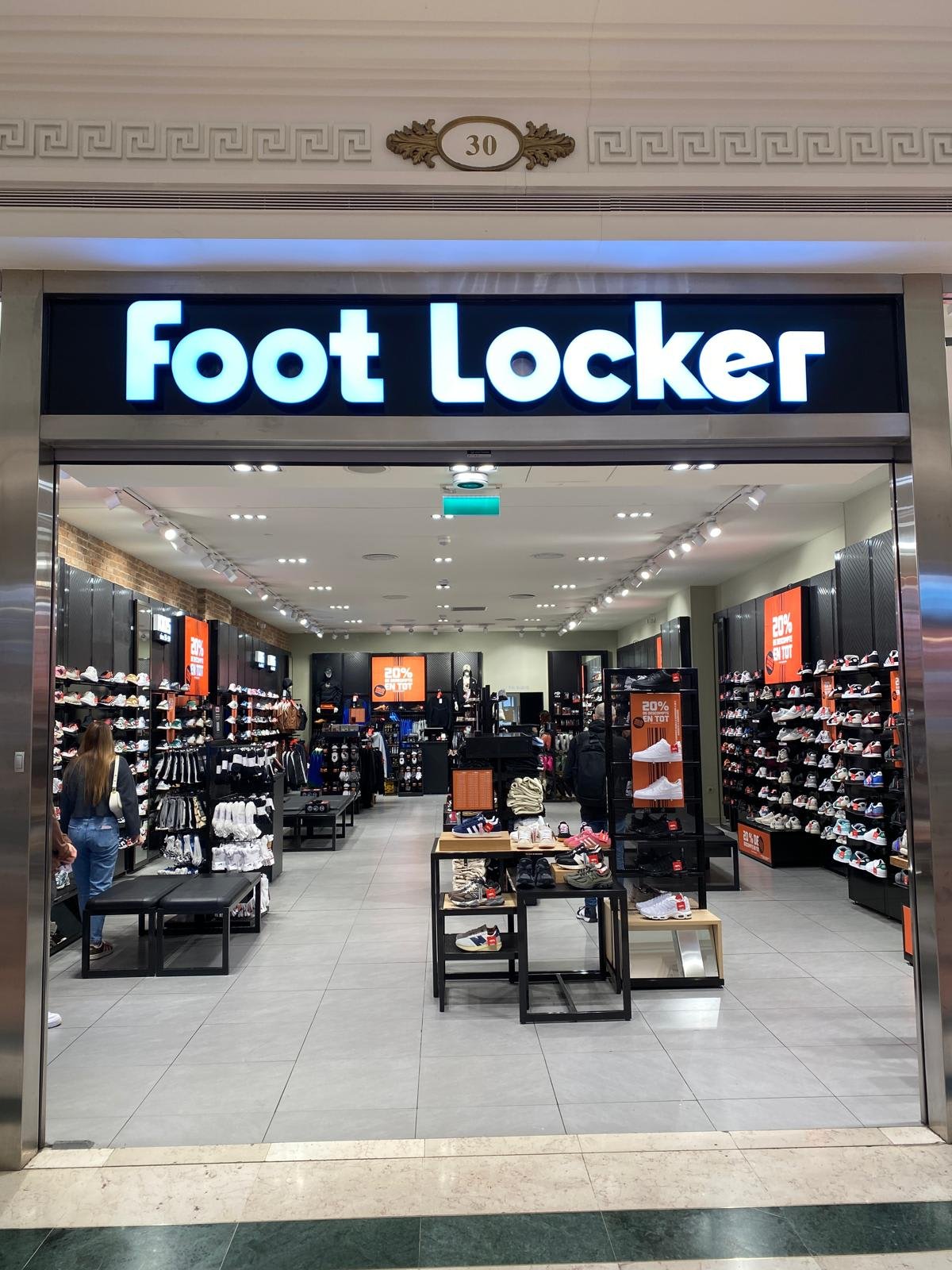Tienda de zapatillas deportivas con carteles de descuento