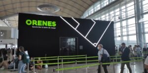 Entrada a Orenes, bar deportivo en aeropuerto.