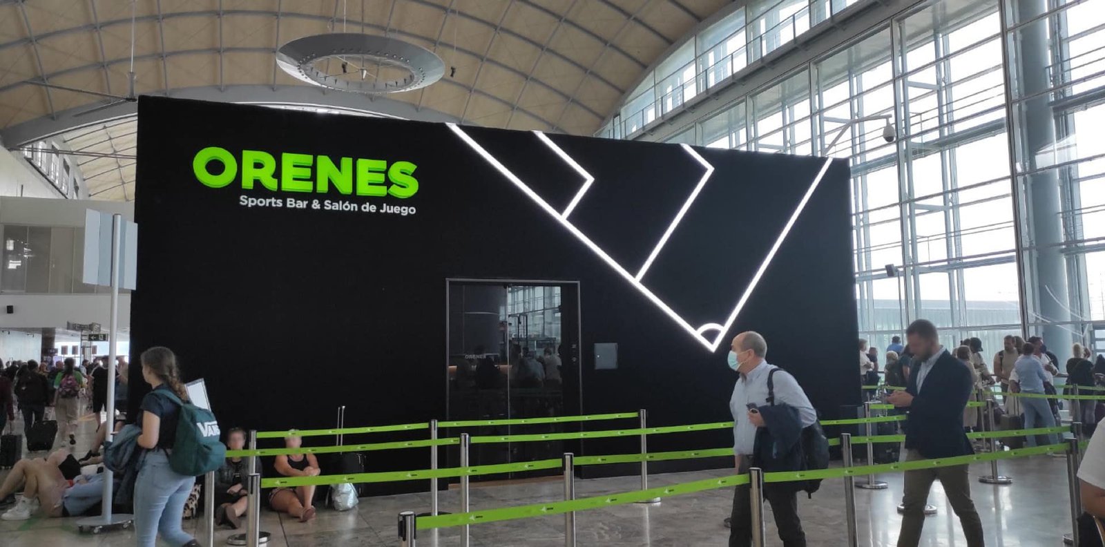 Entrada a Orenes, bar deportivo en aeropuerto.